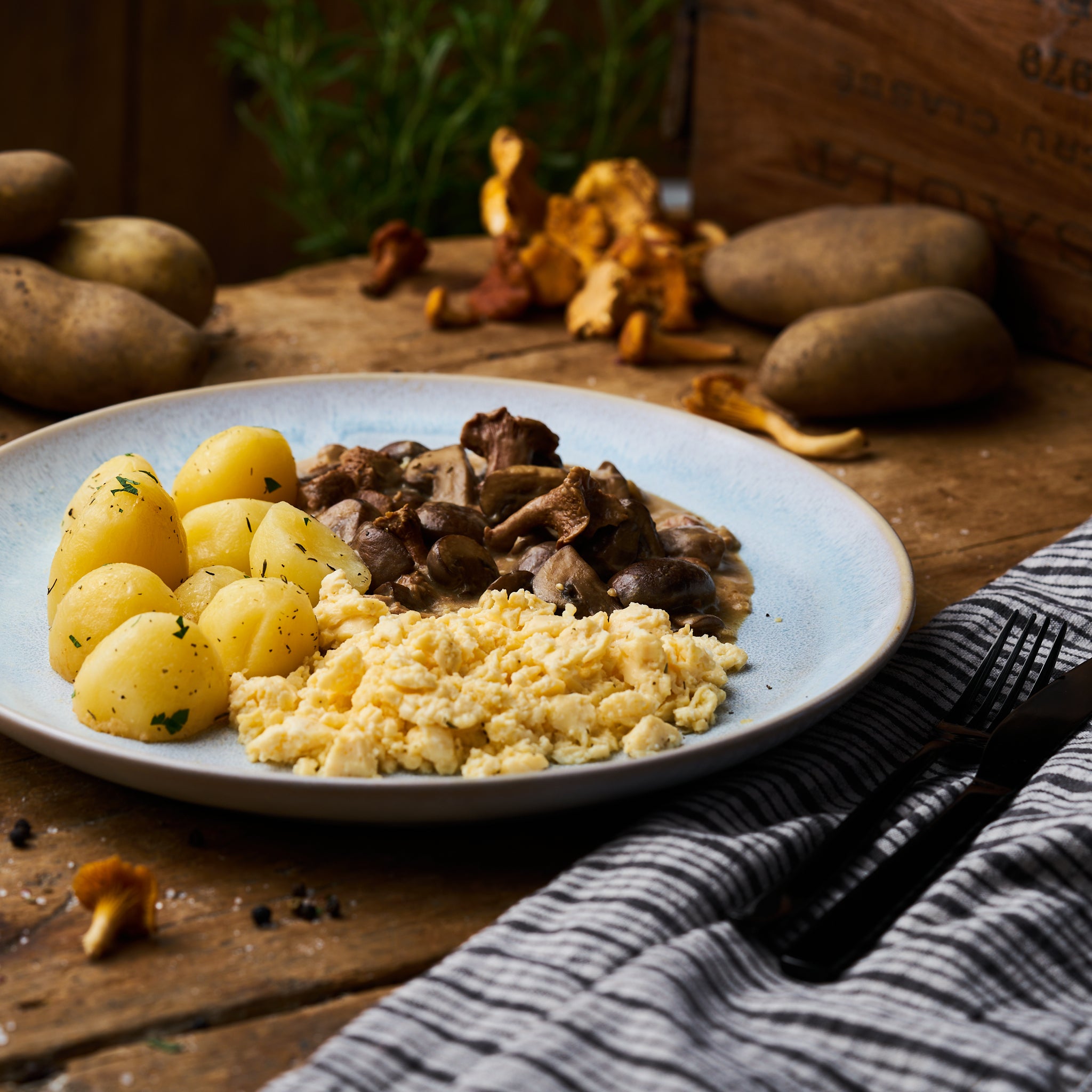 Rührei mit Pfifferlingssauce und Butterkartoffeln - freshfoodz