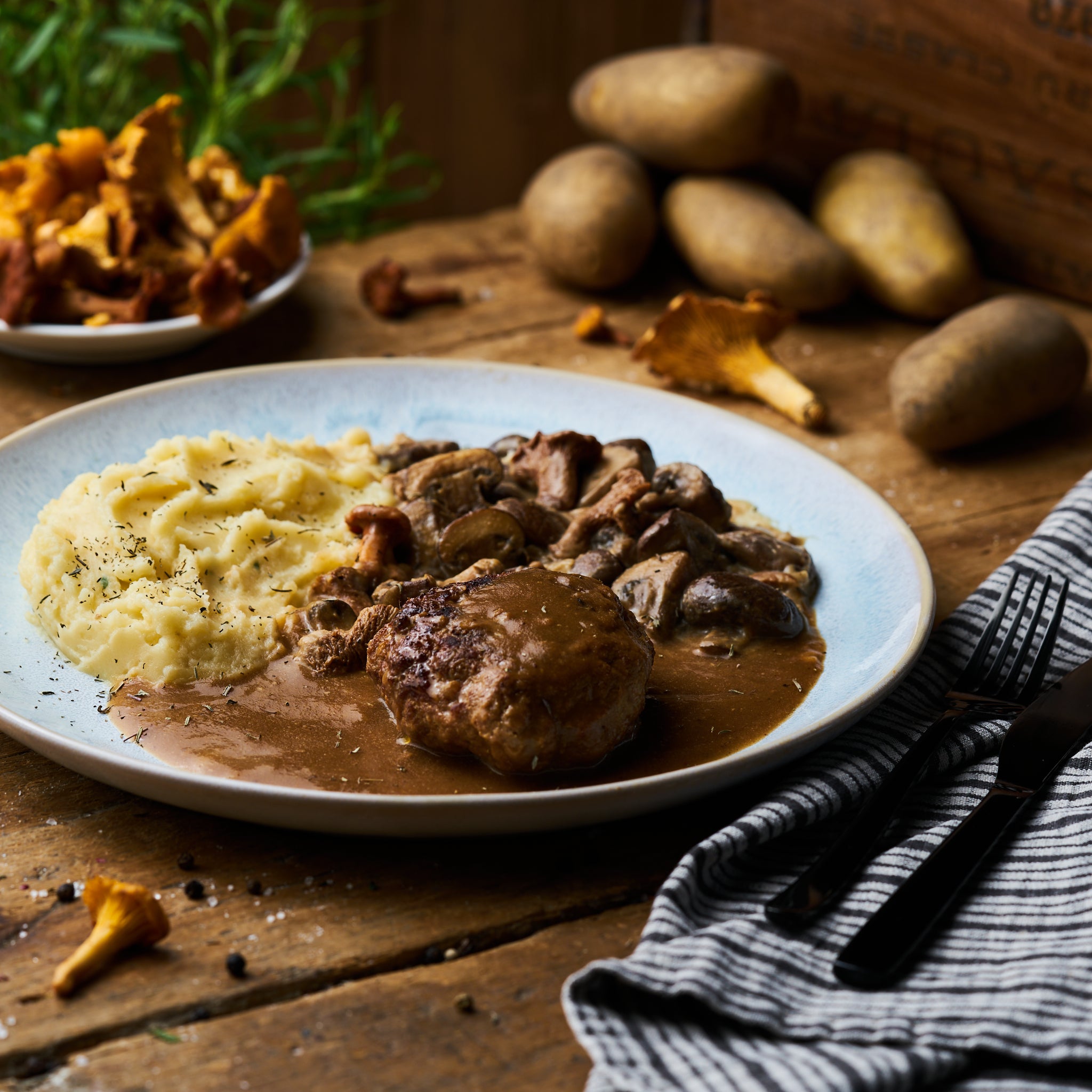 Boulette vom Schwein mit Pfifferlingssauce und Kartoffelstampf - freshfoodz