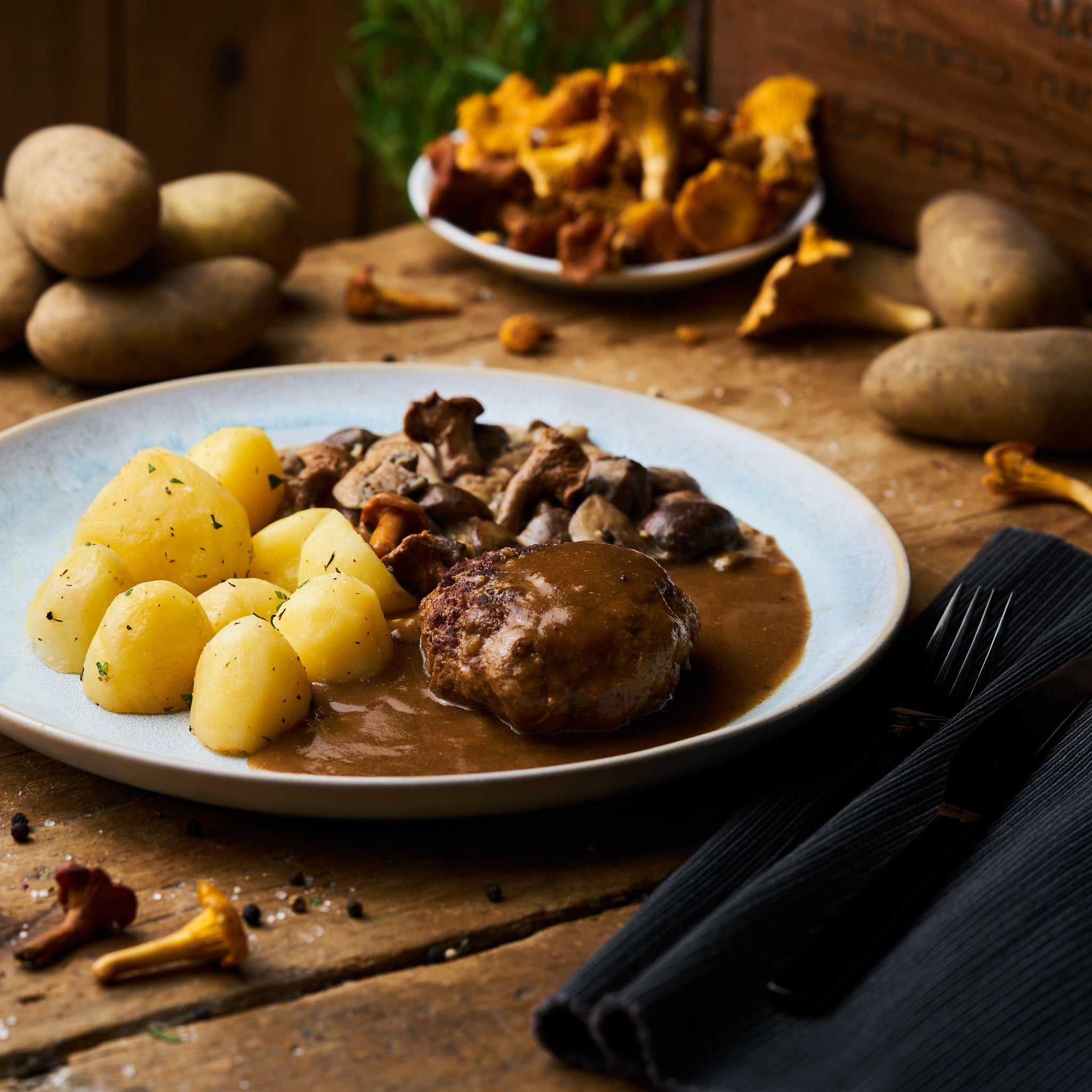 Boulette vom Schwein mit Pfifferlingssauce und Butterkartoffeln - freshfoodz